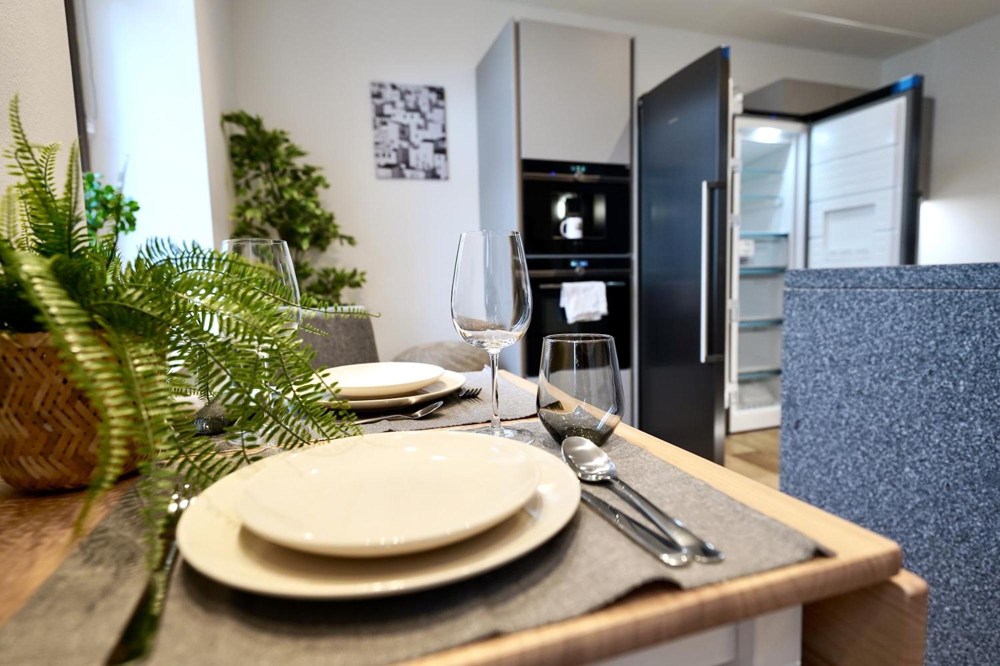 Edler Wohnraum Schlossteich-suite 3 Sz Mit Zwei Balkonen, Kaffeevollautomat, Kamin, Klima, Lift & Zwei Parkplaetzen